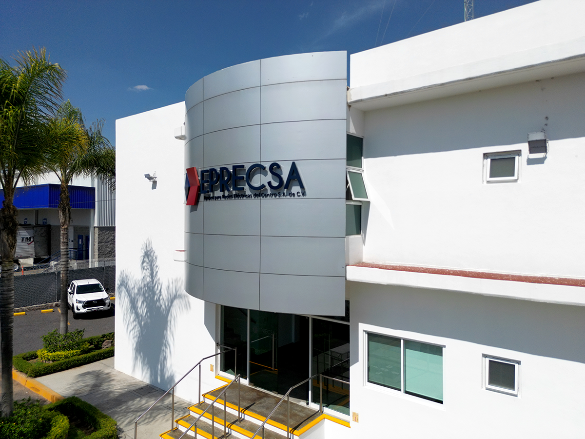 La imagen muestra el frente de la fábrica de EPRECSA en Irapuato.